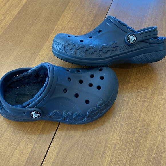 Navy blue, fleece lined crocs.  Size C 13. - Picture 6 of 9